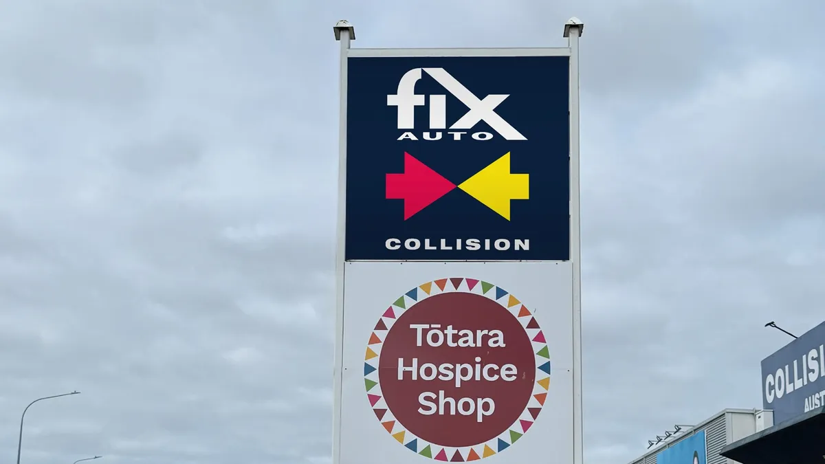 Artist's impression of the new Fix Auto Collision pylon sign on Great South Road, Takanini